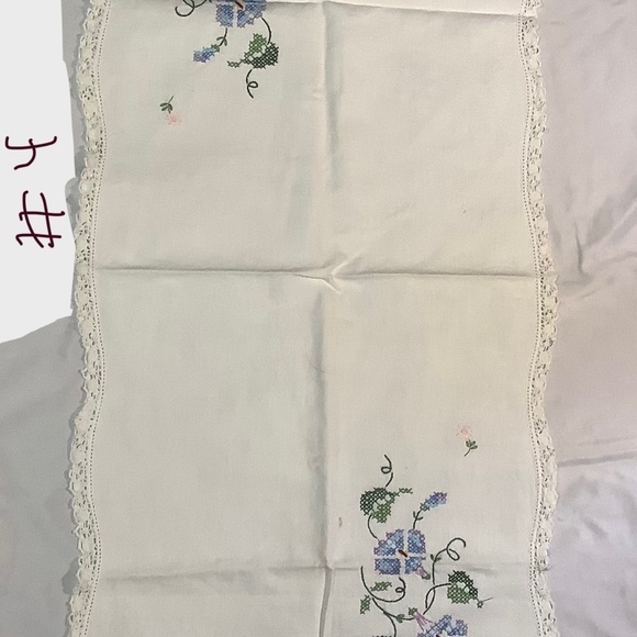 Vintage hand embroidered table top runner - Picture 2 of 3